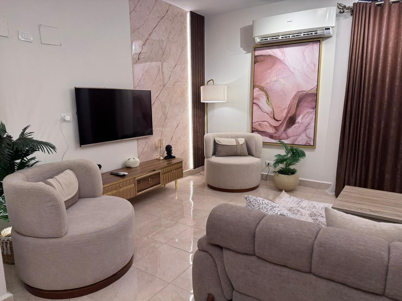 شقة في مدينتي 116 م2 للإيجار مفروش على حديقة كبيرة تشطيب خاص 35,000 ج 